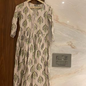 Ajio White Floral Printed Cotton Kurta In Xs