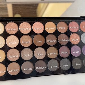 Makeup Revolution London 32 Eyeshadow Palette