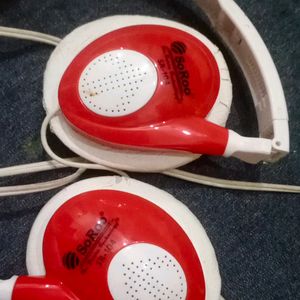 😍🎵- 🎧🎧- Red  And White Headphones With More Than 1 Metre Wire White Wire Can Connect To The Laptop And Any Other Appliances Powerful Bass