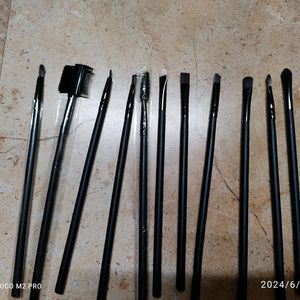 24 Set Of Makeup brushes