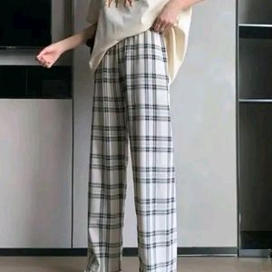 Women stylish check trouser