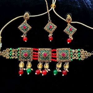 NECKLACE WITH MANGTIKA AND EARRINGS
