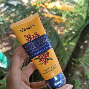 New St Botanica Goji Berry Vit C Facewash