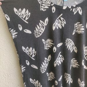 Casual Black & White Leaf Print Tshirt!