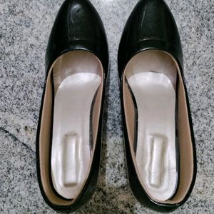 Shoetopia Women Black Solid Pumps