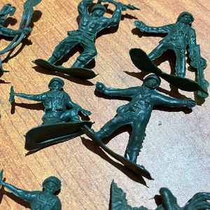 Ten Vintage Union Plastic Soldiers