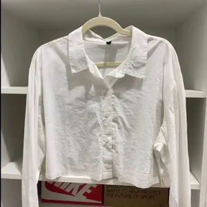 H&M Cropped Shirt