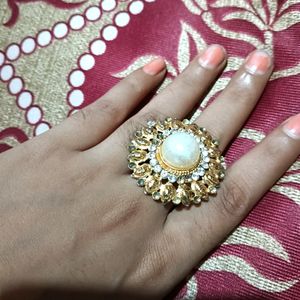 Beautiful Large Ring With Pearl And Stone...