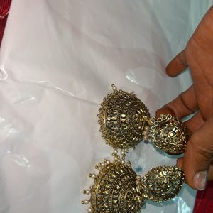 Selling Golden Jhumkas’