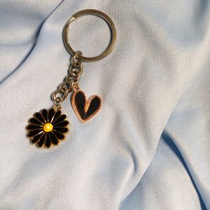 Aesthetic Daisy Black Keychain  🖤 ✨️