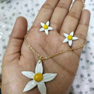 Beautiful White Flower Jewellery Set