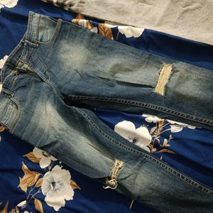 Tappered Knee cut jeans