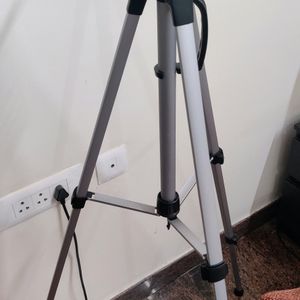 Amazon Basics Tripod 60"