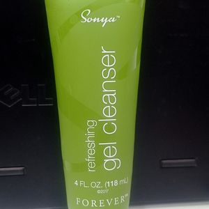 REFRESHING GEL CLEANSER 🍎