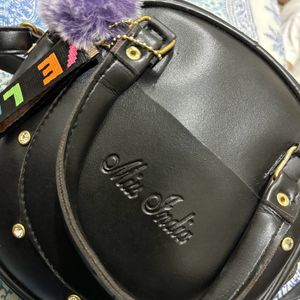 WOMEN BLACK SLING BAG