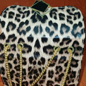 BEAUTIFUL ANIMAL PRINT SLING BAG 💕💕💕💕