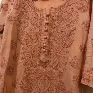 Selling A Beautiful Lucknowi Chikankari Kurti.