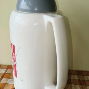 Milton Vacuum Thermos Flask And 6 Cups