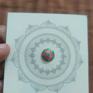 92.5 Enamelled Green And Pink Nosepin