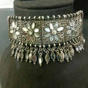 Attractive Mirror Choker