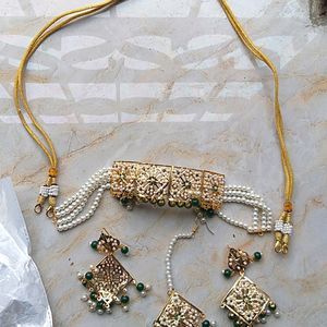 Gold en Jewellery (Earrings, Necklace & Mantasa)