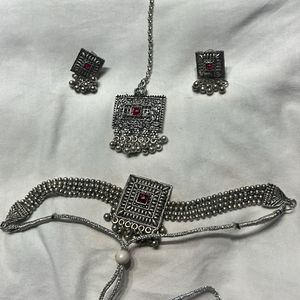 choker set with mang tika