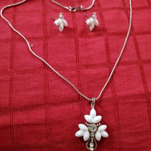 Flower Pendant Necklace With Earring