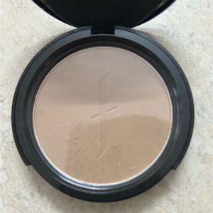 Faces Canada Weightless Stay Matte Compact