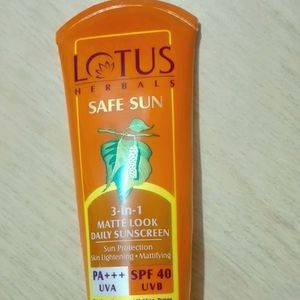 LOTUS HERBALS Safe Sun Matte-Look Sunscreen