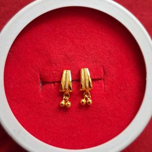 Beautiful New Small Earrings Gold