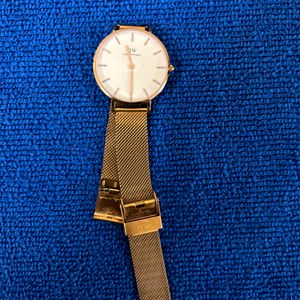 Daniel Wellington Petite White Dial Round Case Qua