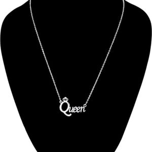 QUEEN PENDANT NECKLACE