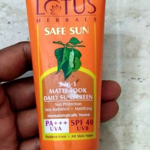 Lotus Sunscreen Spf 40