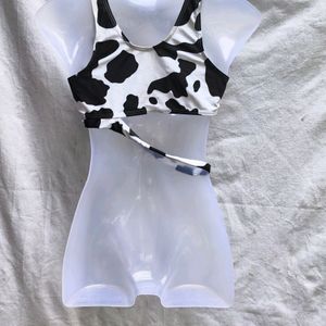 85P. WHITE AND BLACK CUTE TOP