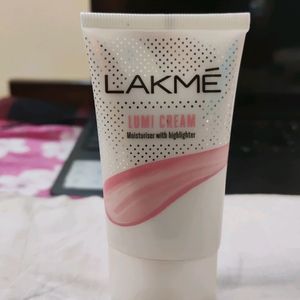 Lakme LumiCream: Moisturizer With Makeup Like Glow