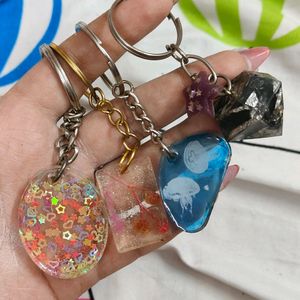 10 HANDMADE RESIN KEYCHAINS❤