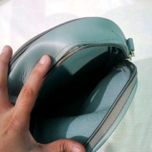 grey backbag / sling bag