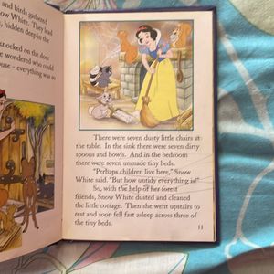 Snow White And Seven Dwarfs Board Book