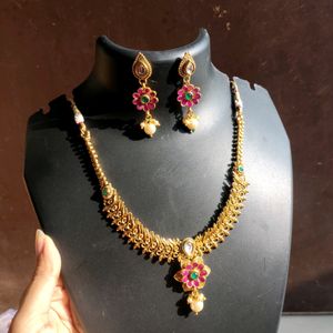 Gold Toned Elegant Necklace With Earring