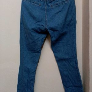 Boyfriend shape blue jeans