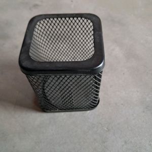 METAL PEN STAND