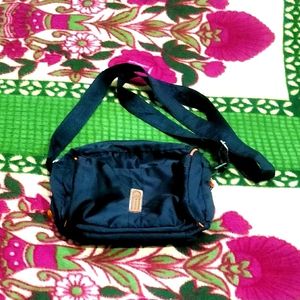 IT IS A BLACK COLOR WOMEN'S SLINGBAG......