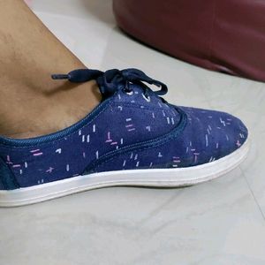 Navy Blue Shoes/Sneakers with 2 pair Of Socks