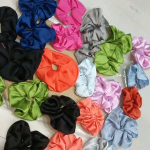 Pack of 12 random colors Scrunchies❤️