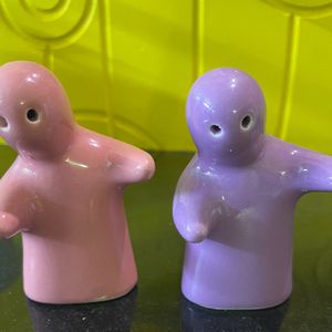 Salt And Pepper Shaker - Hugging Couple