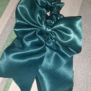 Hair Bow with 2 scrunchies free off cost