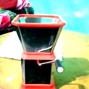 VEGETABLE CUTTER AND SQUEEZER