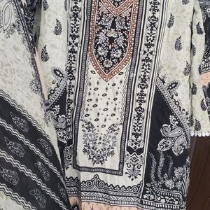 PAKISTANI STITCHED SUIT IN A BEAUTIFUL 😍 CONDITIO