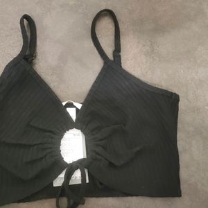 Blacked Ribbed  Front Cut Out Fitting Crop Tops