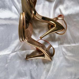 N15. GOLD SPARKLING HEELS